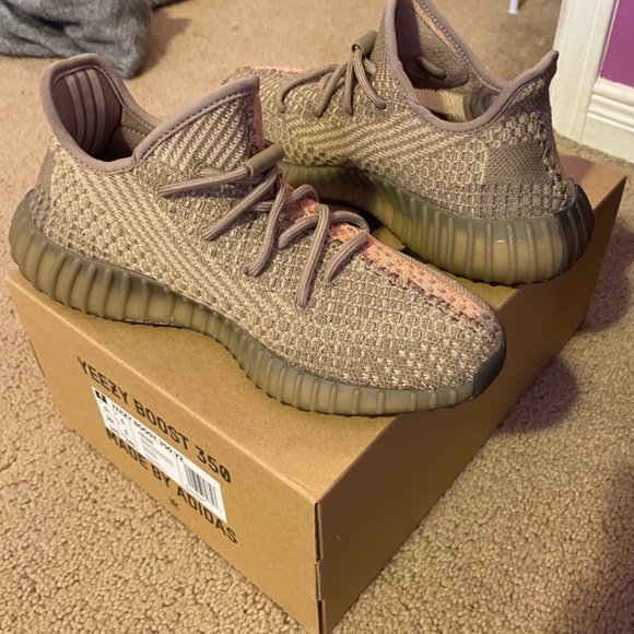 Yeezy 350 shoes - Picture 3 of 8